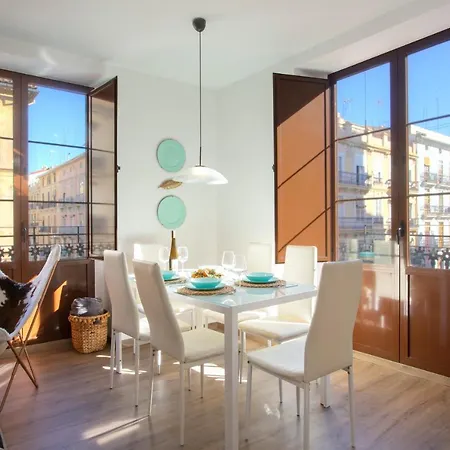 Singularstays Center Apartment *