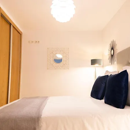 Singularstays Center Apartment *