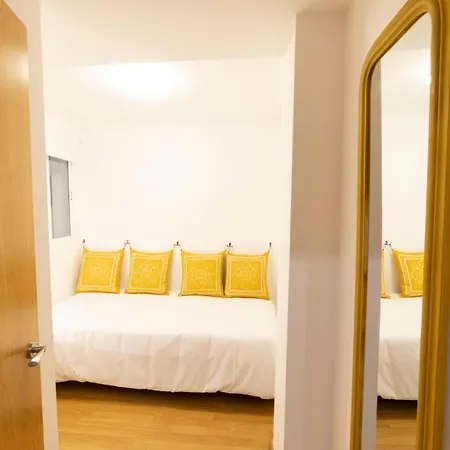 Singularstays Center Apartment