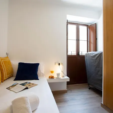 Singularstays Center Apartment