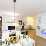 Singularstays Center Apartment