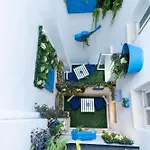 Singularstays Center *